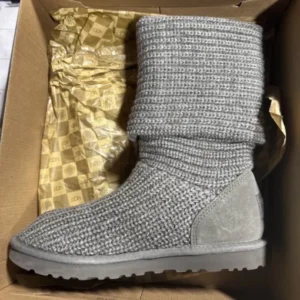 buy UGG boots liquidation pallets in Netherlands